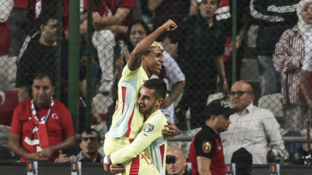 Ferran celebra junto a Lamine Yamal su gol, en el Turquía - España