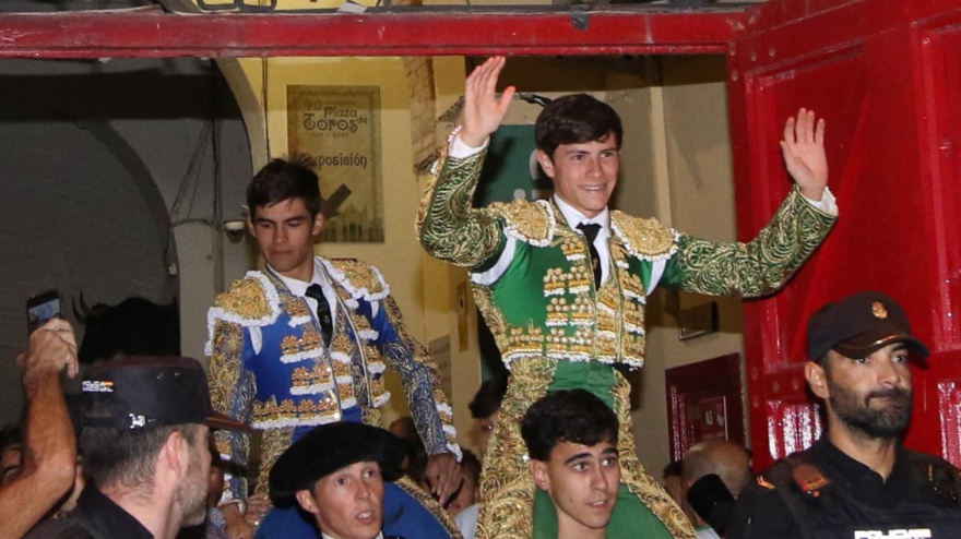 Manuel Caballero y Aarón Palacio, en su salida a hombros en Albacete