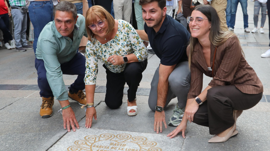 Los padres del árbitro David García de la Loma, Carlos y Loli descubren la placa que luce desde hoy en la calle Mayor de Palencia en recuerdo del joven árbitro, acompañados de su hermano, Sergio, y su novia, Sandra.