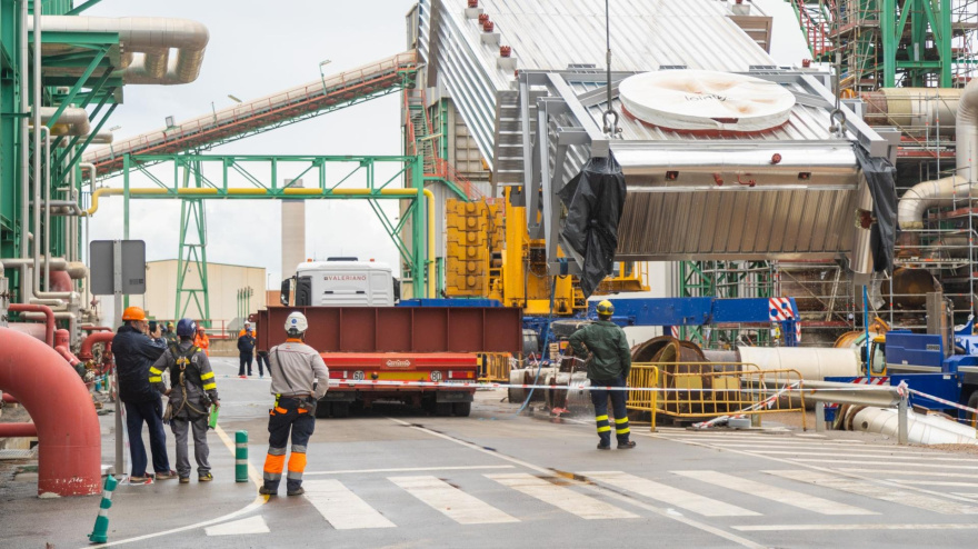 Trabajos en el complejo industrial en Escombreras