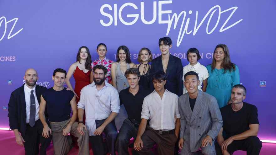 Actores y actrices del elenco de la película 'Sigue mi voz', posan a su llegada a la premiere