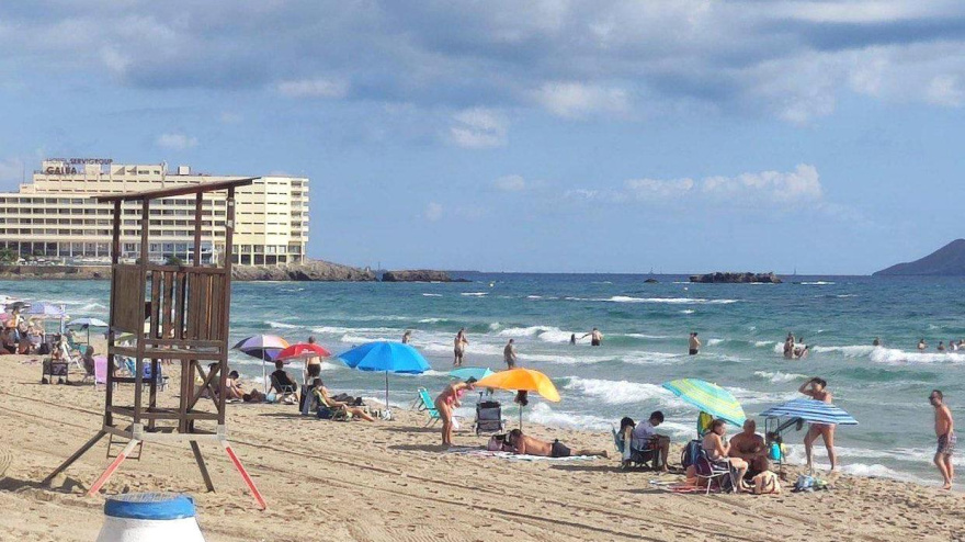 Bañistas en una playa de Cartagena en La Manga