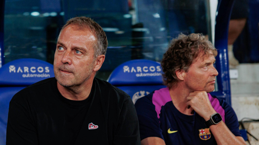 Hansi Flick sentado en el banquillo durante el Levante - Barcelona