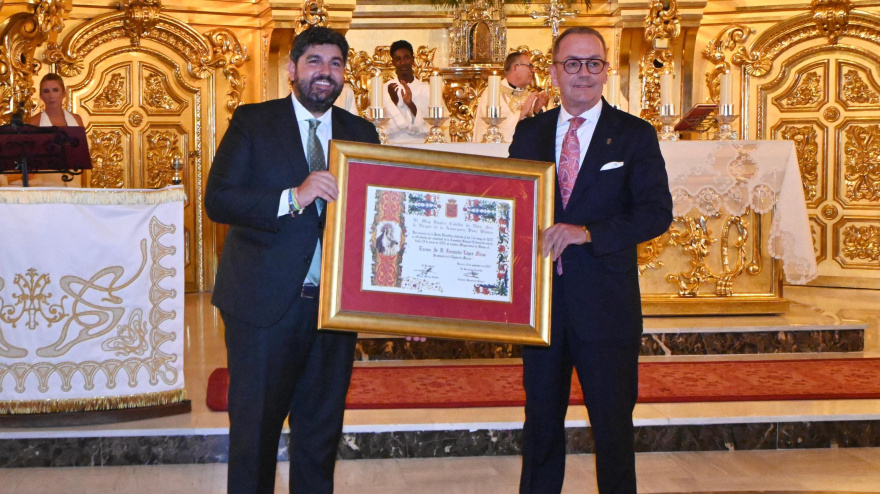 El presidente de Murcia recibe el título de Mayordomo de Honor de manos del presidente del Paso Blanco