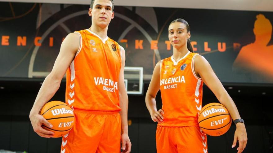 Jaime Pradilla y Raquel Carrera muestran las nuevas camisetas para competiciones europeas de Valencia Basket