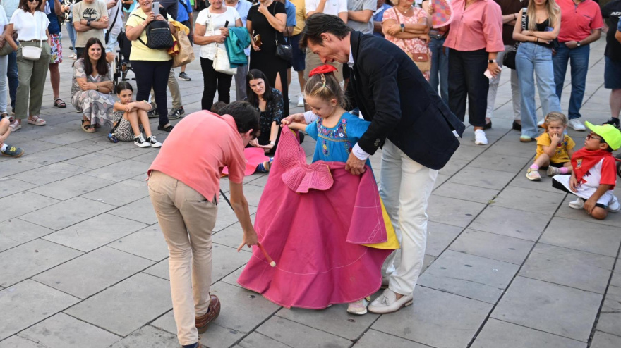 Diego Urdiales, junto a los aficionados más jóvenes de Logroño