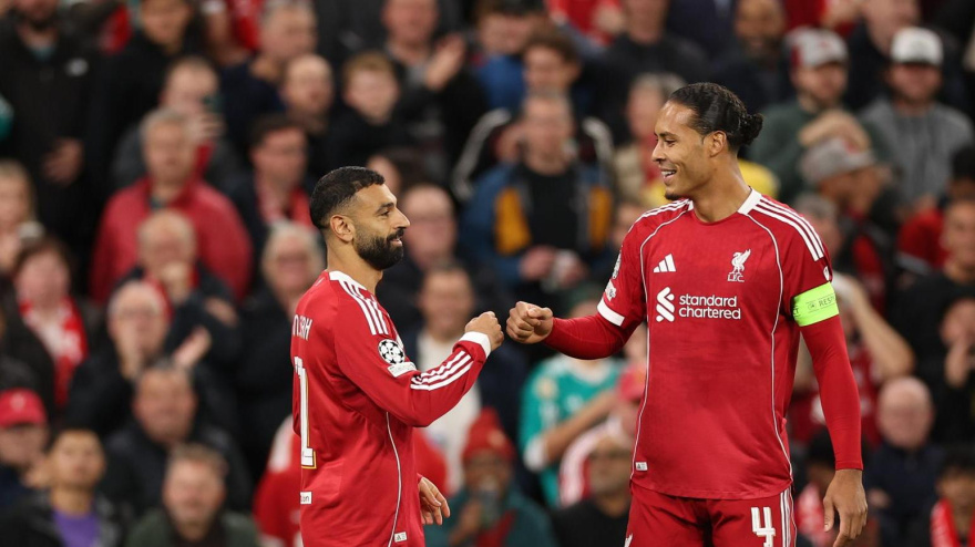 Salah celebra con Van Dijk el 2-0 del Liverpool contra el Atlético