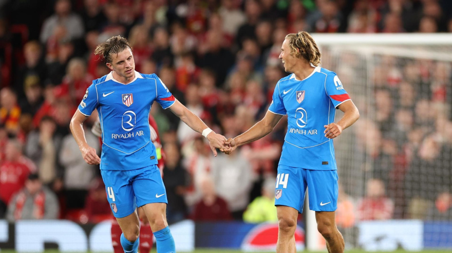 Llorente celebra con Gallagher el 2-1 del Atlético contra el Liverpool