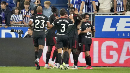 Alexis Sánchez celebra el gol de la victoria del Sevilla contra el Alavés