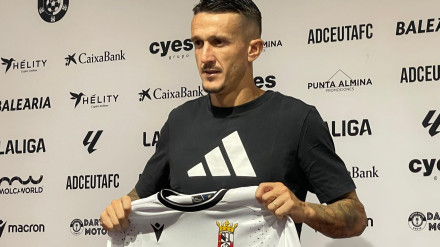 Salvi presentado como jugador del Ceuta