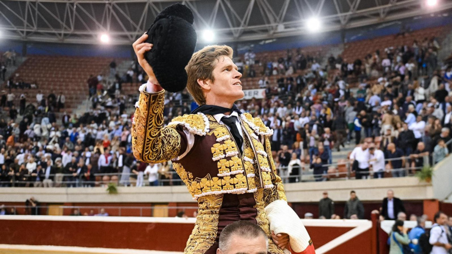 Borja Jiménez, en su salida a hombros este miércoles en Logroño