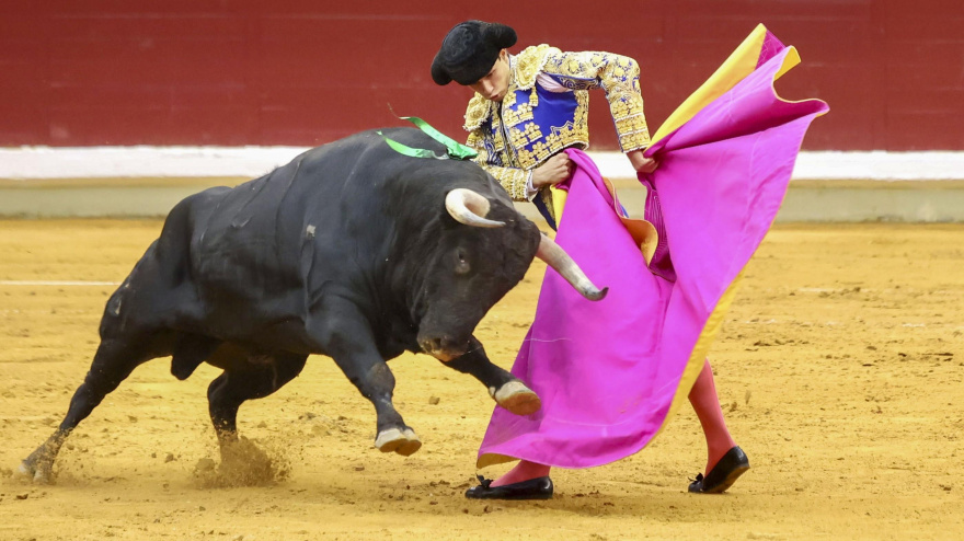 Aarón Palacio en una media verónica durante su actuación en el coso logroñés de La Ribera