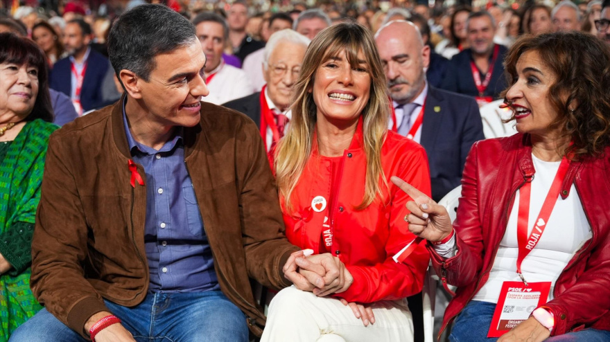 Imagen de archivo de Pedro Sánchez junto a su mujer Begoña Gómez en un acto del PSOE