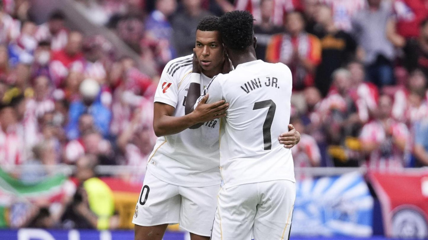 Mbappé celebra con Vinicius el 1-1 del Real Madrid contra el Atlético