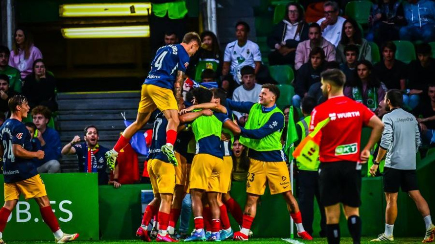 Los jugadores del Andorra celebran su victoria frente al Racing