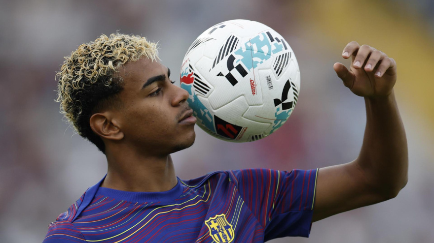 Lamine Yamal calentando en el Barcelona - Real Sociedad