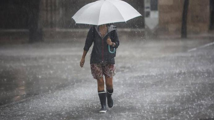 Mujer con paragüas durante el temporal de lluvias que azota España