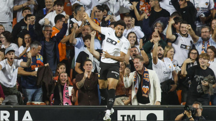 Danjuma celebra el gol del Valencia al Oviedo
