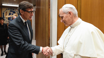 CIUDAD DEL VATICANO, 01/10/2025.-El papa León XIV saluda al presidente de la Generalitat de Cataluña, Salvador Illa (i), a quien ha recibido este miércoles en una audiencia privada. EFE/Vatican Media // SOLO USO EDITORIAL/SOLO DISPONIBLE PARA ILUSTRAR LA NOTICIA QUE ACOMPAÑA (CRÉDITO OBLIGATORIO)