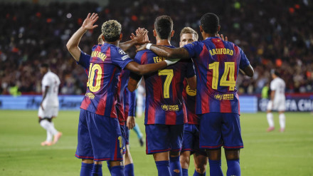 Ferran Torres celebra con sus compañeros el 1-0 del Barcelona contra el PSG