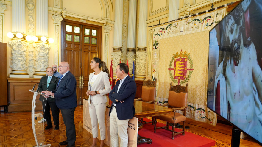 El alcalde de Valladolid, Jesús Julio Carnero, presenta el nuevo sistema de digitalización de las tallas históricas de la Semana Santa de la ciudad.