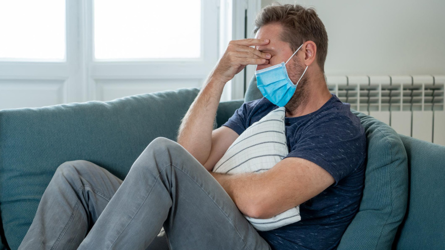 Covid persistente hombre sofá