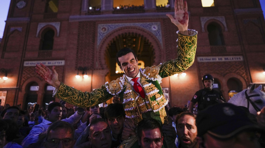 Emilio de Justo, en su salida a hombros este viernes en Las Ventas