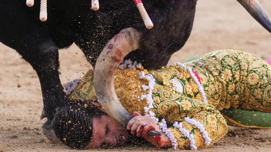 Momento de la voltereta sufrida por Emilio de Justo en el primer toro de su lote