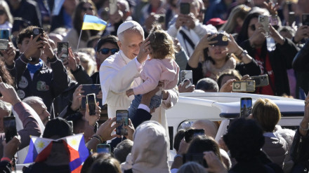 Vatican City (Vatican City State (Holy See)), 04/10/2025.- Pope Leo XIV blesses a child as he arrives to lead the Jubilee Audience of Migrants and the Missionary World in Saint Peter's Square, Vatican City, 04 October 2025. (Papa) EFE/EPA/RICCARDO ANTIMIANI