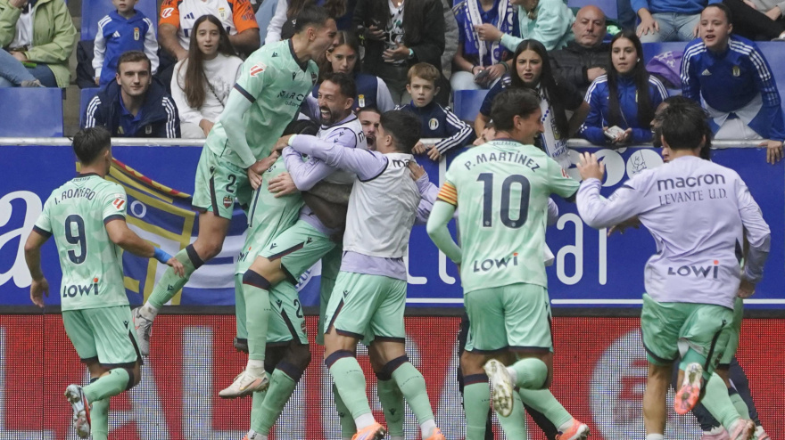 Los jugadores del Oviedo celebran su gol contra el Oviedo