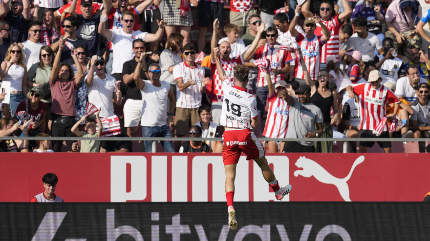 Vanat celebra su gol, en el Girona - Valencia
