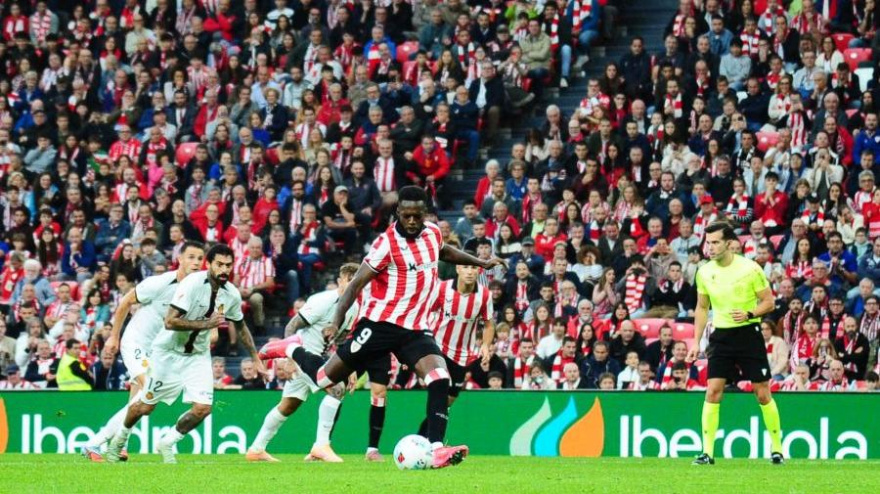 Iñaki Williams, en el penalti del Athletic-Mallorca
