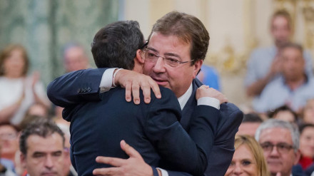Gallardo y Fernández Vara, fundidos en un abrazo