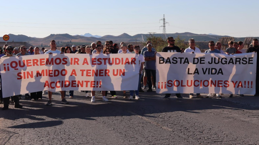 Vecinos de Almendricos protestan para reclamar mejoras en su carretera