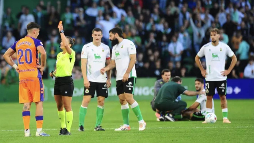 Marta Huerta expulsa tras revisar el VAR al malaguista Montero.
