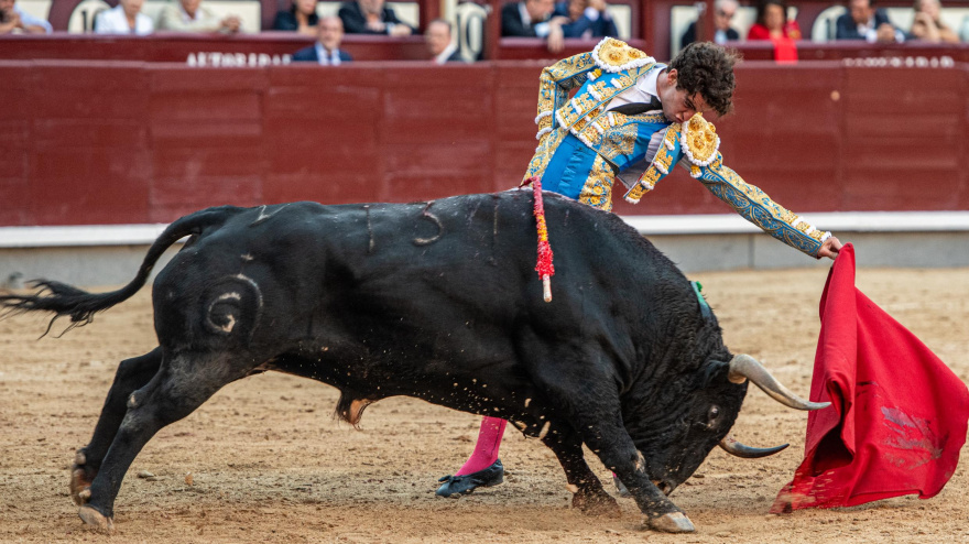 Natural de Víctor Hernández al tercer toro de Fuente Ymbro