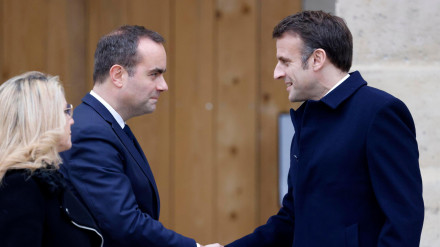 El presidente francés, Emmanuel Macron, saluda al Primer Ministro de Francia, Sébastien Lecornu.