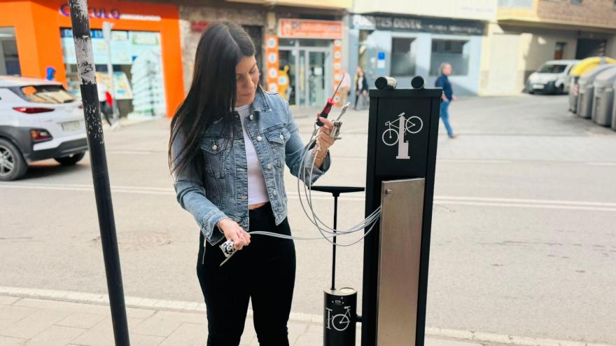 La concejala de Medio Ambiente junto a una de las estaciones de mantenimiento para bicicletas