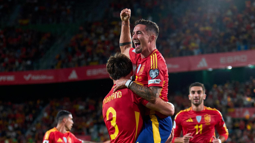 Yeremy Pino celebra el gol de España frente a Georgia