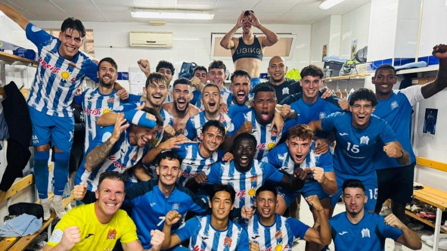 El Águilas FC celebró por todo lo alto  en el vestuario, la victoria 1-0 ante el Antoniano