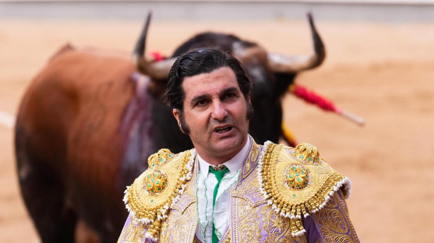 El diestro Morante de la Puebla durante el festejo taurino de la Feria de Otoño celebrado este domingo en la plaza de Las Ventas, en Madrid