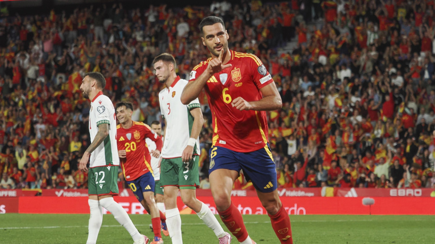 Mikel Merino celebra su gol ante Bulgaria con España