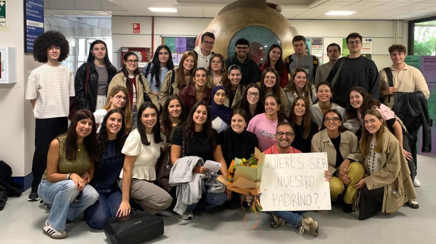 Estudiantes de Óptica de la USC con el profesor Resúa