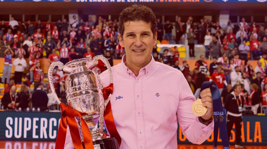 Duda con el trofeo de Liga