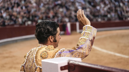 Morante, despidiéndose de Las Ventas tras cortarse la coleta el Día de la Hispanidad