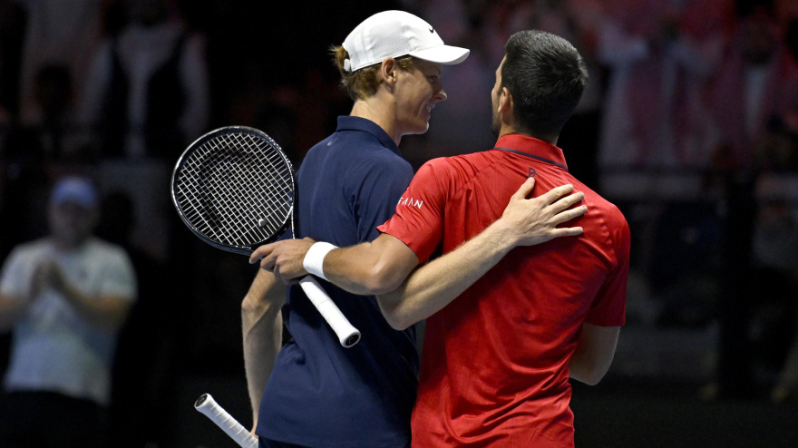 Jannik Sinner y Novak Djokovic se saludan tras su partido en el Six Kings Slam