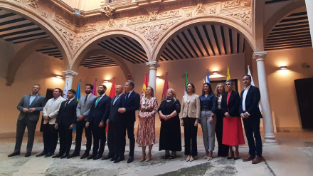 Alcaldes y concejales de los 9 municipios con casco histórico y representantes de la fundación el palacio de Guevara