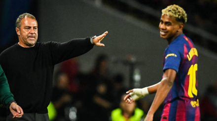 Hansi Flick y Lamine Yamal, durante el partido entre el Barça y el PSG de Champions.