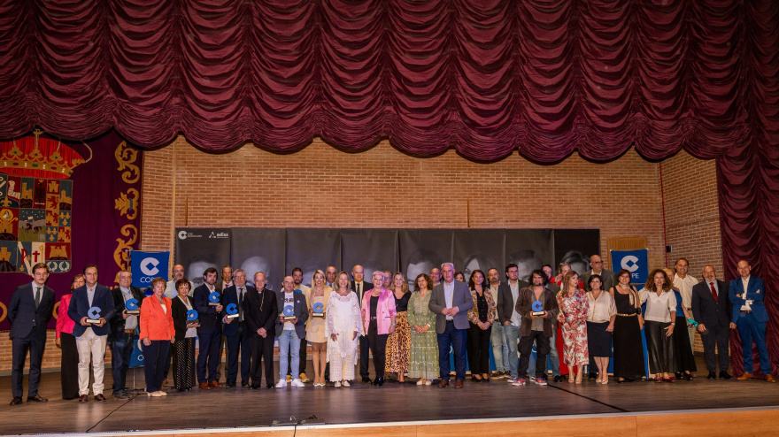 Gran foto de familia con premiados