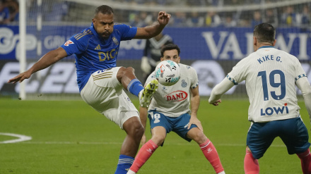 OVIEDO, 17/10/2025.- El delantero venezolano del Real Oviedo Salomón Rondón (i) lucha con Kike García (d), del Espanyol, durante el partido de la novena jornada de la LaLiga que Real Oviedo y RCD Espanyol disputan este viernes en el estadio Carlos Tartiere, en Oviedo. EFE/Paco Paredes